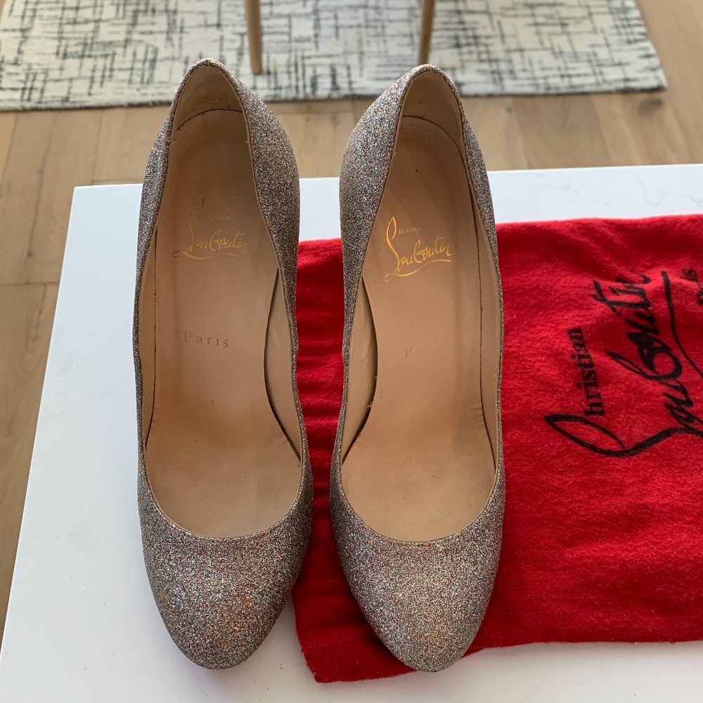 CHRISTIAN LOUBOUTIN Fifi 85 Silver Fine Glitter Round Toe Pump, EU38 - Like New!